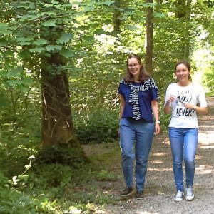 jeune avec Anne-sabine dans le parc