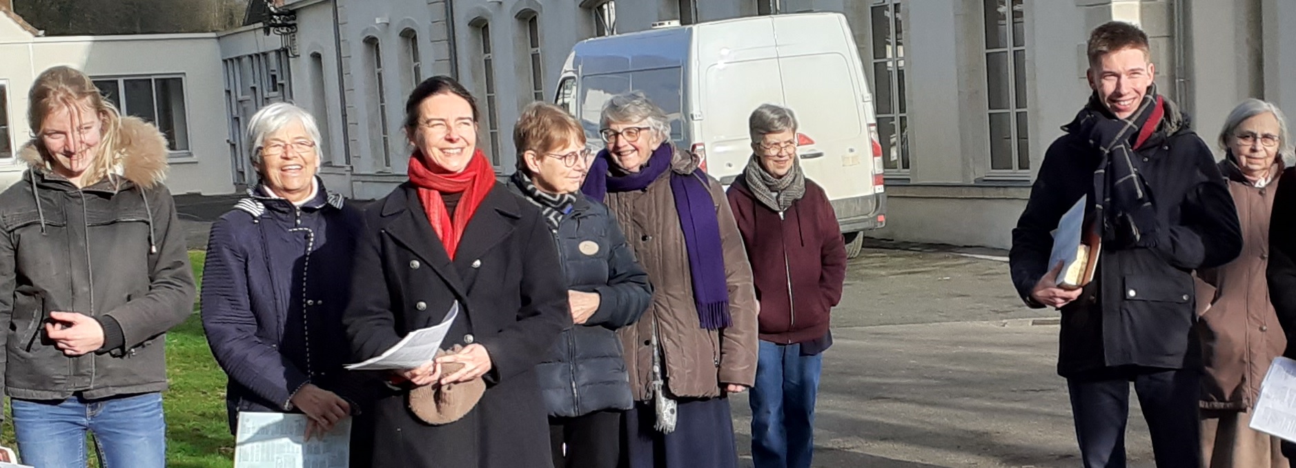 Les membres du Foyer avec les jeunes en retraite